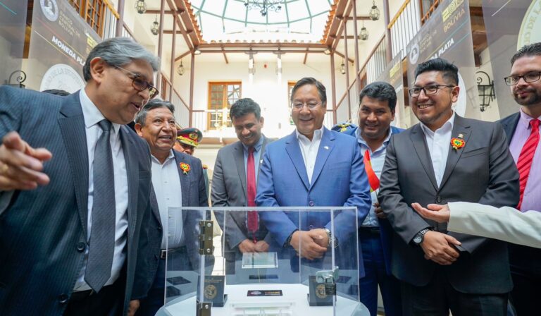 Entrega de las monedas y billetes conmemorativos del Bicentenario